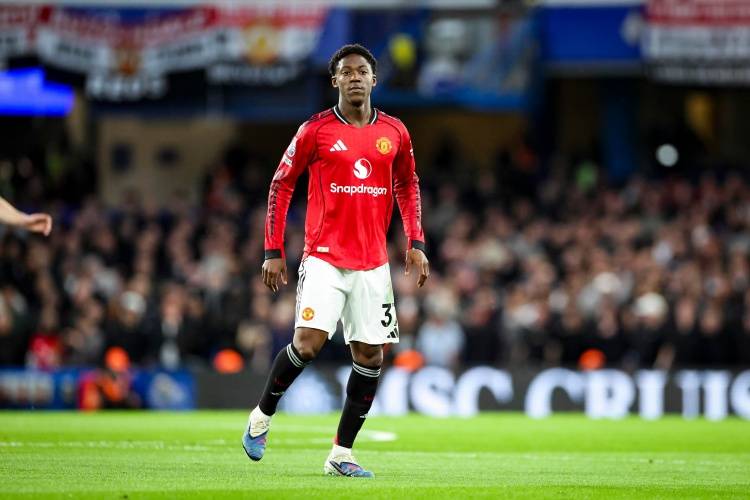 周薪12万英镑！梅努5年合同续约曼联，未来中场核心，薪水翻4倍